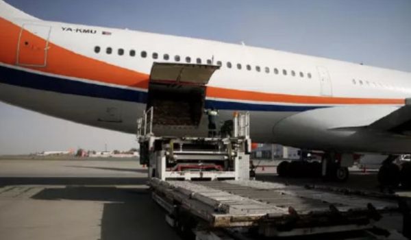 ▲阿富汗與中國大陸重啟空中經濟走廊，滿載45噸松子的包機從喀布爾出發抵達上海浦東機場。（圖／翻攝微博）