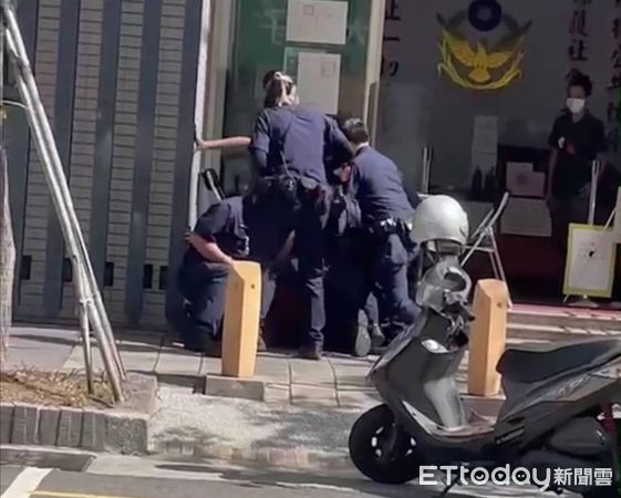 ▲彰化1名熊貓外送員酒駕遭警壓制。（圖／民眾提供）