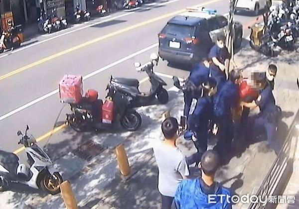▲彰化1名熊貓外送員酒駕遭警壓制。（圖／民眾提供）