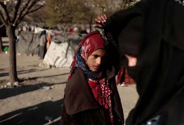 ▲▼一名與家人住在喀布爾一處收容營中的10歲女孩。（圖／路透）