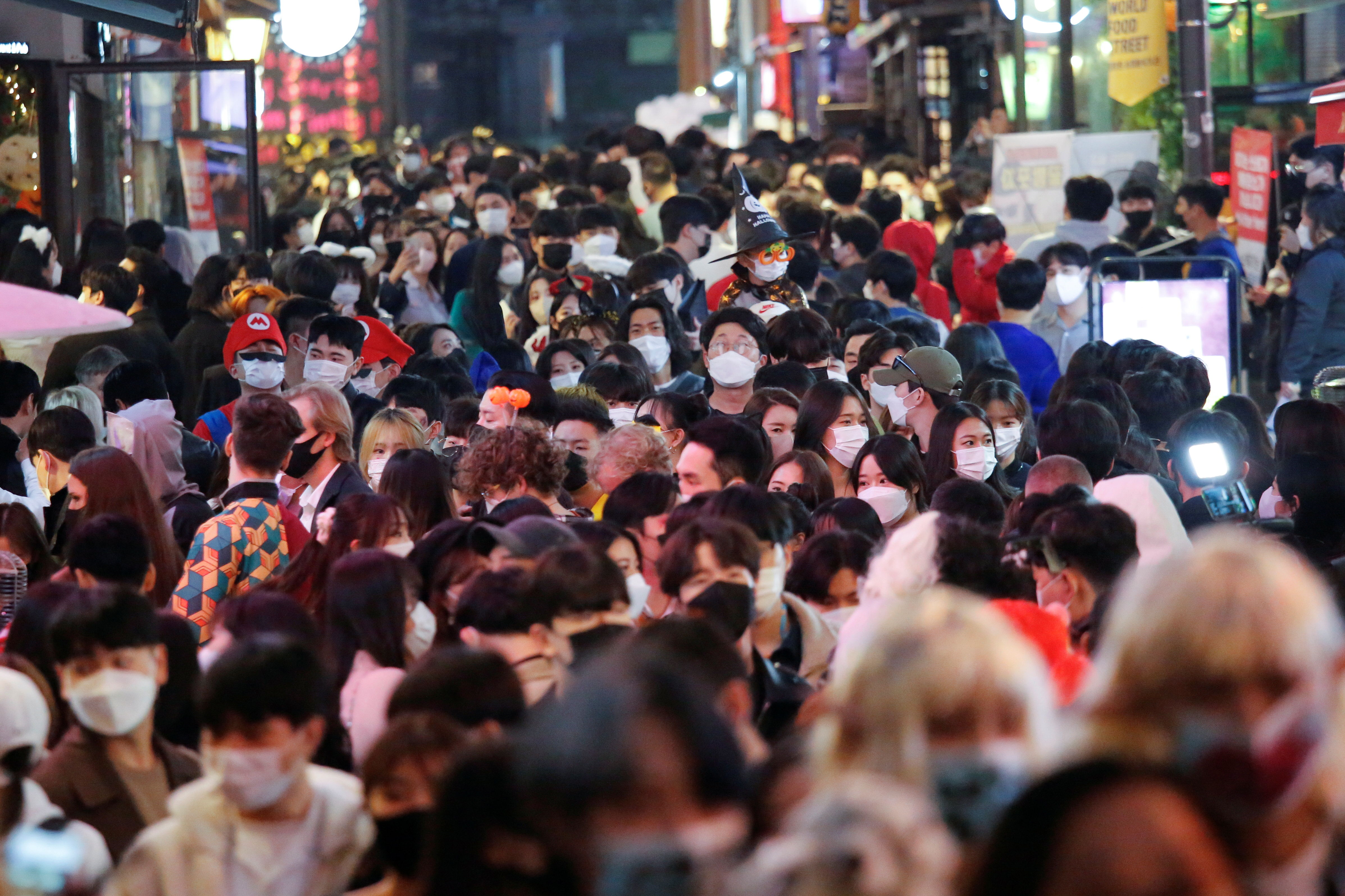 ▲▼首爾市鬧區擠爆出門遊玩的民眾。（圖／路透社）