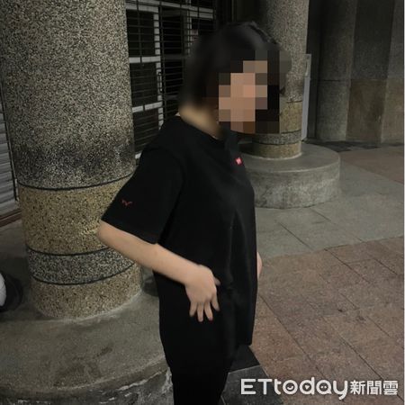 ▲▼王姓女刺青師傅被警員抱下欄杆，經安撫情緒後帶回派出所休息             。（圖／記者陳以昇翻攝）