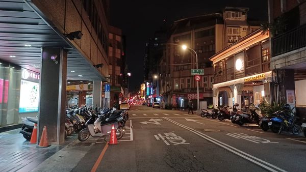 ▲▼台中警車深夜巡邏時，不慎輾斃醉倒路邊的男子。（圖／民眾提供）