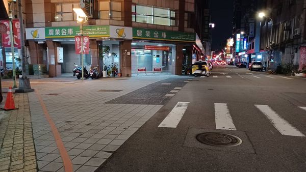 ▲▼台中警車深夜巡邏時，不慎輾斃醉倒路邊的男子。（圖／民眾提供）