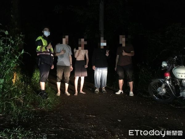 ▲內埔警分局泰武分駐所警員翁仁祥協助陳姓大學生車輛順利脫困             。（圖／記者陳崑福翻攝，以下同）