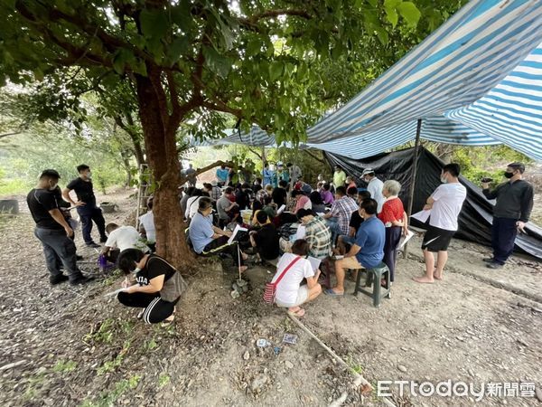 ▲屏東縣警方在內埔鄉隘寮段內芒果園查獲賭場             。（圖／民眾提供，以下同）