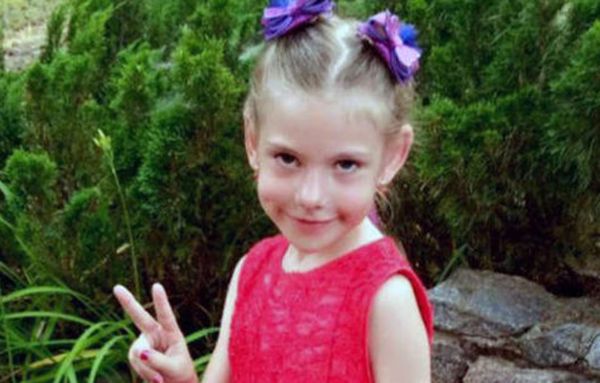 6歲女童全裸陳屍蘋果樹旁　遭13歲惡孩性侵「磚塊爆頭10下」慘死。（圖／翻攝自Twitter）