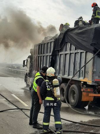 ▲▼西濱快速道路一輛貨車疑爆胎磨擦起火，黑煙竄升遮蔽車道。（圖／民眾提供）