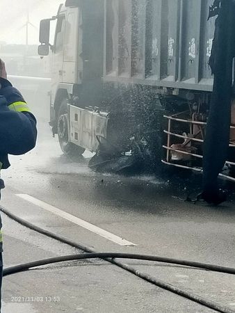 ▲▼西濱快速道路一輛貨車疑爆胎磨擦起火，黑煙竄升遮蔽車道。（圖／民眾提供）