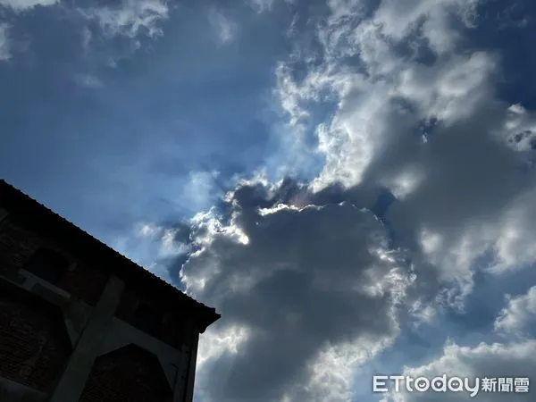 ▲台南山上花園水道博物館3日上午在天空發現「七彩雲」，令民眾嘖嘖稱奇，雖然很快消失，但也吸引民眾搶拍。（圖／記者林悅翻攝，下同）