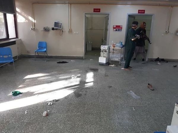 ▲▼阿富汗首都喀布爾一家軍醫院2日發生兩起爆炸，目前據悉已有25人死亡、50人以上受傷。（圖，畫面經特殊處理／翻攝自推特／@metesohtaoglu）