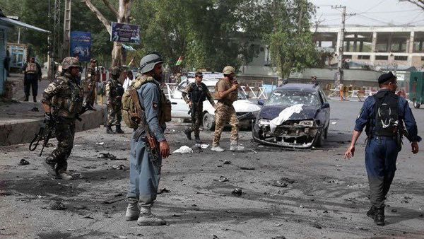 ▲▼阿富汗首都喀布爾一家軍醫院2日發生兩起爆炸，目前據悉已有25人死亡、50人以上受傷。（圖，畫面經特殊處理／翻攝自推特／@metesohtaoglu）