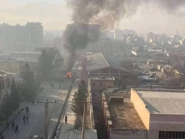 ▲▼阿富汗首都喀布爾一家軍醫院2日發生兩起爆炸，目前據悉已有25人死亡、50人以上受傷。（圖／翻攝自推特／@metesohtaoglu）