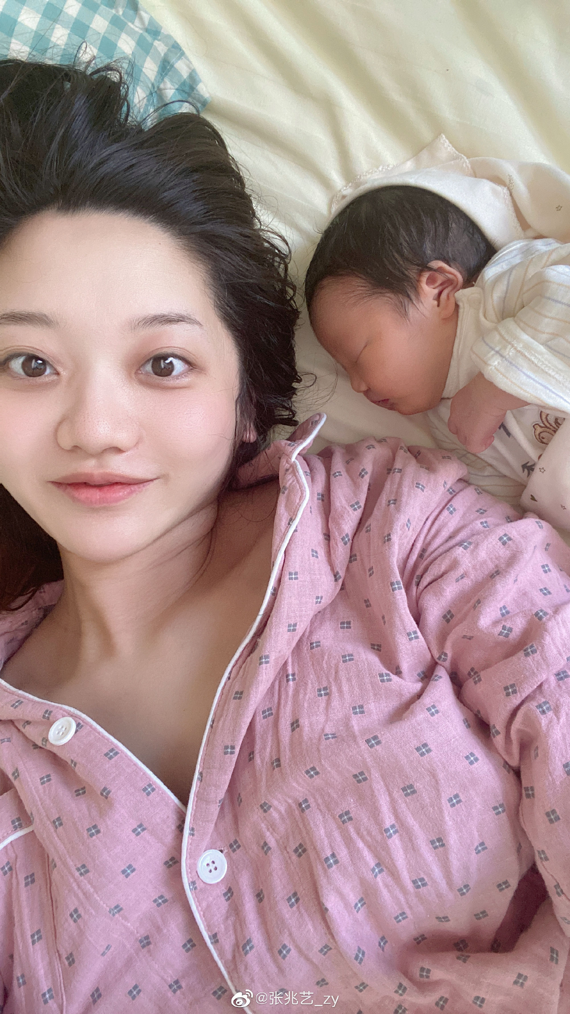 ▲26歲女星「哺乳室餵奶」遭陌生男偷窺　氣炸揭離譜過程：一直盯著看。（圖／翻攝自微博／張兆藝）