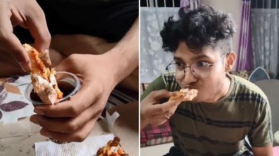 印度男「拿披薩沾可樂」一臉得意　380萬網看了崩潰：拜託不要～