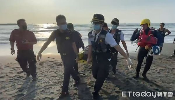 ▲▼18歲的韓姓男子與同學到西子灣南岬頭沙灘玩水，突然一腳踩空落入海水。（圖／記者吳世龍攝