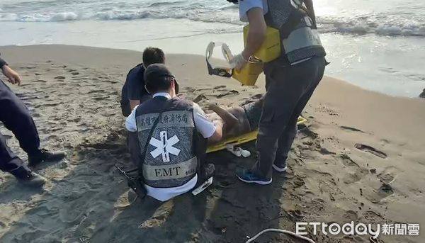 ▲▼18歲的韓姓男子與同學到西子灣南岬頭沙灘玩水，突然一腳踩空落入海水。（圖／記者吳世龍攝