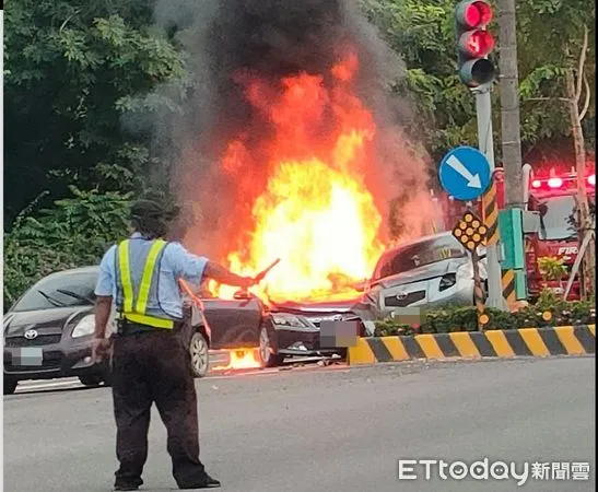 ▲屏東市工業區前交通事事故，引發火燒車             。（圖／民眾提供）