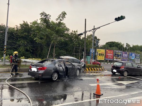 ▲屏東市工業區前交通事事故，引發火燒車             。（圖／民眾提供）