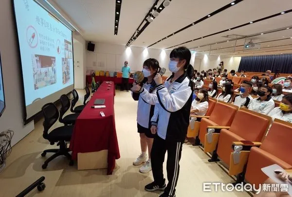 ▲長億高中代表台中市與美國庫柏蒂諾市進行雙城青年雲端視訊論壇。（圖／長億高中提供）