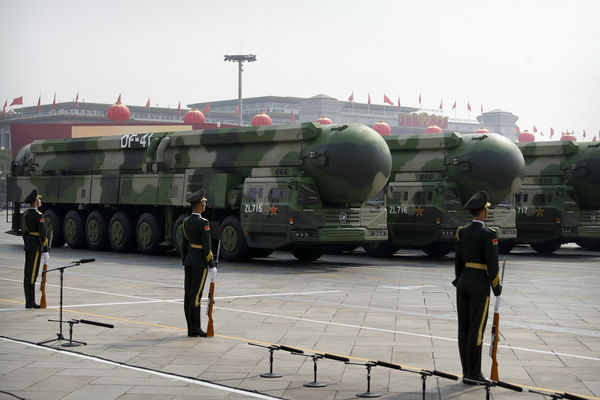▲▼ 中國解放軍在中共70年慶典上展示東風-41型洲際彈道飛彈（DF-41 ballistic missiles）（圖／達志影像／美聯社）