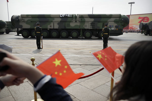 ▲▼中國解放軍在中共70年慶典上展示東風-41型洲際彈道飛彈（DF-41 ballistic missiles）。五星旗，中國國旗。（圖／達志影像／美聯社）
