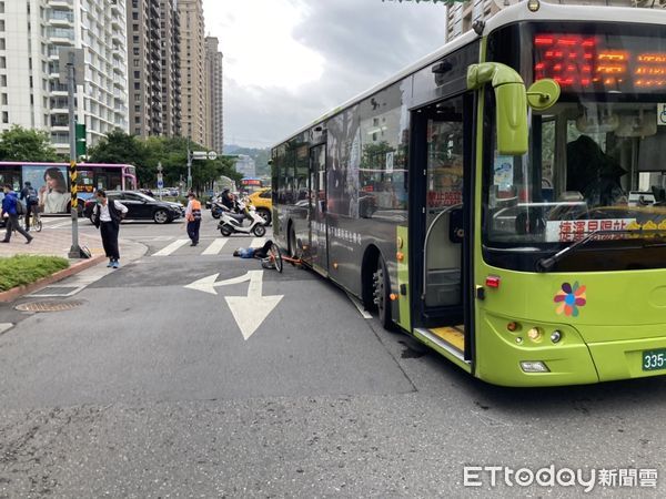 ▲4日清晨一公車行經松仁路右轉信義路時險輾過在旁單車騎士。（圖／記者張君豪翻攝）