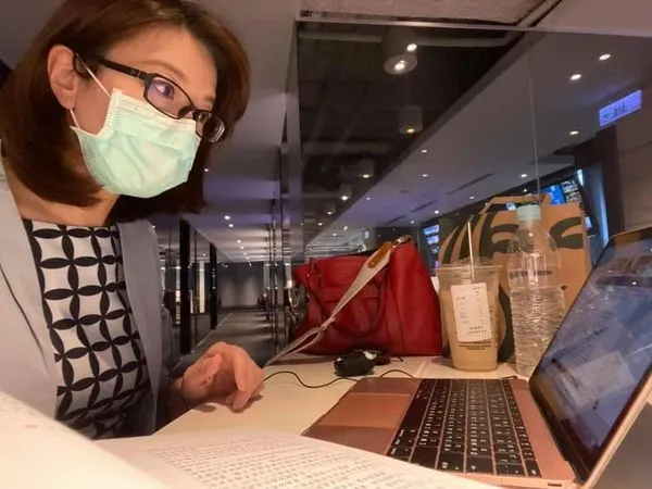 ▲▼對於被指控常缺席會議，林靜儀PO出一張照片，並說明是某次疫情嚴重時，她在行程空檔以線上與會。（圖／翻攝自Facebook／林靜儀）