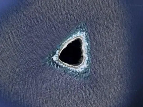 一位網友日前在Google地圖中，驚見一詭異的「神祕黑洞」。（翻攝Google地圖）