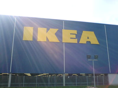 暴風雪夜困在IKEA！顧客「開投影機看球賽、聚集打牌」超淡定應對