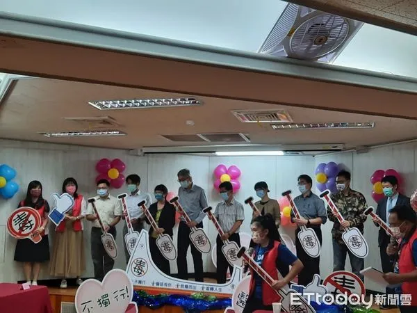 ▲開場破冰儀式採用台東蘭嶼拼板舟。（圖／記者楊漢聲翻攝）