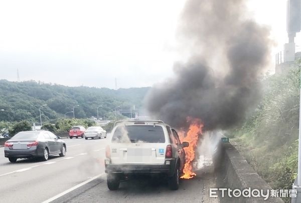 ▲國一南下45.5公里處下午近2時許發生火燒車意外，1輛休旅車引擎處傳出大火。（圖／記者沈繼昌翻攝）