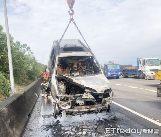 ▲國一南下45.5公里處下午近2時許發生火燒車意外，1輛休旅車燒成廢鐵被吊離現場。（圖／記者沈繼昌翻攝）