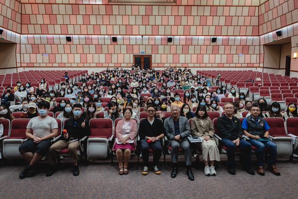 圖1: 世新學生會邀曹瑞原分享斯卡羅創作歷程。（圖／世新大學提供）