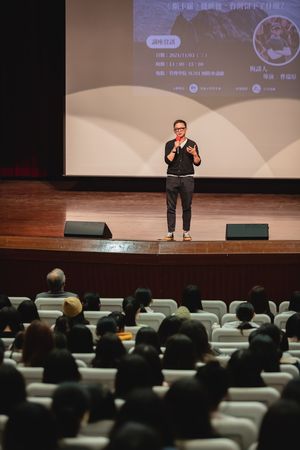 圖2：曹瑞原導演清楚自己內心有股力量帶領著。（圖／世新大學提供）