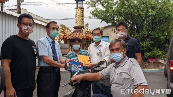 ▲東港家泰醫院榮譽院長蘇清泉到打錯疫苗的長輩家中致歉             。（圖安泰醫院提供，以下同）