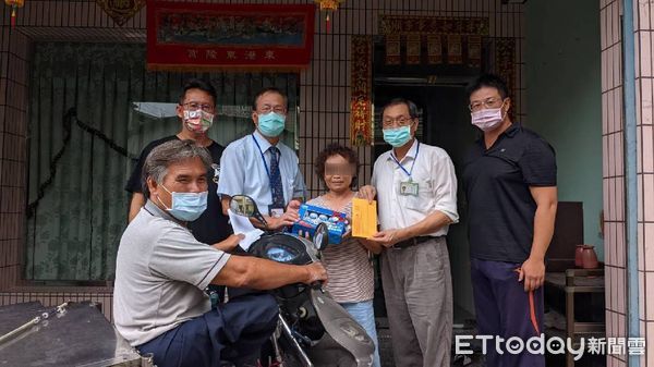 ▲東港家泰醫院榮譽院長蘇清泉到打錯疫苗的長輩家中致歉             。（圖安泰醫院提供，以下同）