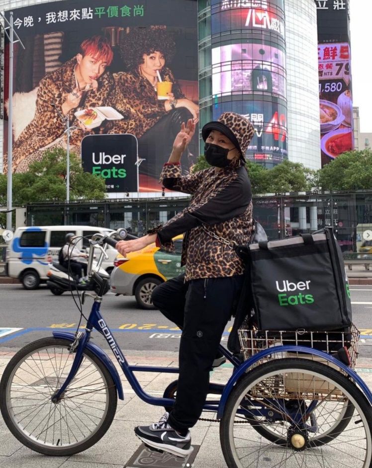 ▲69歲資深女星現身西門町「騎三輪車」外送Uber　網驚呆：求巧遇！。（圖／翻攝自Instagram／billiethefashionkilla）