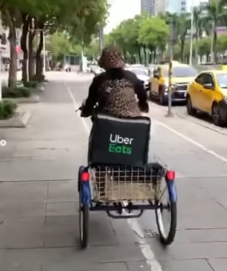 ▲69歲資深女星現身西門町「騎三輪車」外送Uber　網驚呆：求巧遇！。（圖／翻攝自Instagram／billiethefashionkilla）
