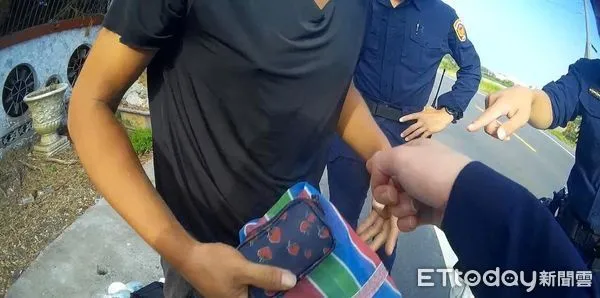 ▲張姓男子騎車闖紅燈被學甲警方攔查，竟棄車逃跑，並將藏有毒品的零錢包丟棄，仍被員警識破查獲。（圖／記者林悅翻攝，下同）