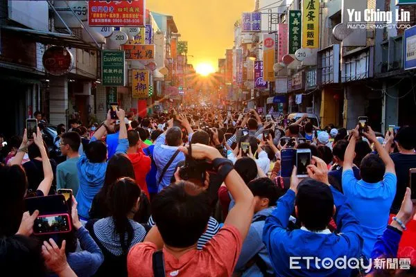 ▲南投市區預計下周日又將出現最美夕陽懸日，圖 為108年懸日景象。（圖／南投市公所提供）