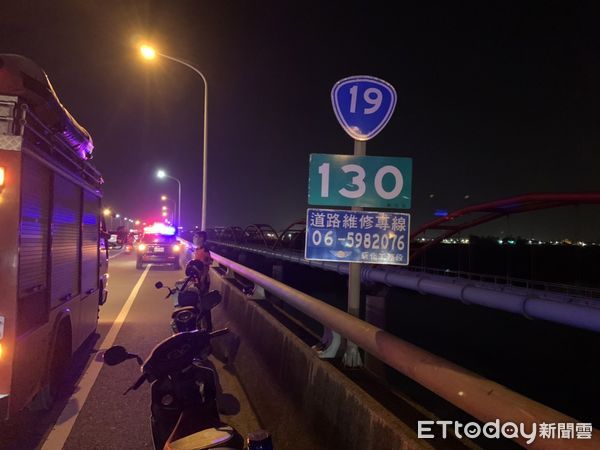 ▲台南市西港區西港大橋3日晚上落水郭姓男子遺體，5日上午已被尋獲打撈上岸，目前由佳里分局報檢方相驗查處中。（圖／記者林悅翻攝，下同）