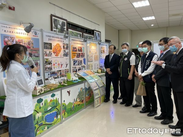 圖：中華醫大校長孫逸民（中）代表校方，與6家USR合作的產企業簽署夥伴聯盟協議，透過產學結盟培育人才，並展示成果。（圖／記者林悅翻攝，下同）