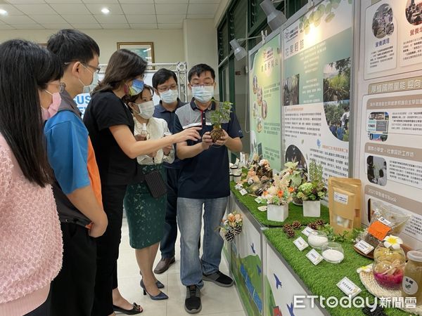 圖：中華醫大校長孫逸民（中）代表校方，與6家USR合作的產企業簽署夥伴聯盟協議，透過產學結盟培育人才，並展示成果。（圖／記者林悅翻攝，下同）