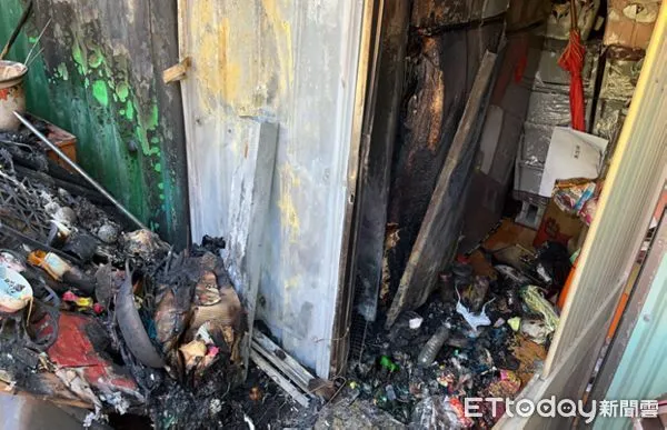 ▲延長線短路起火，引燃四周可燃物。（圖／記者楊漢聲翻攝）