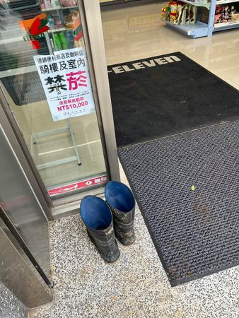 ▲▼襪子,超商,雨鞋,暖心。（圖／翻攝自臉書／爆料公社）
