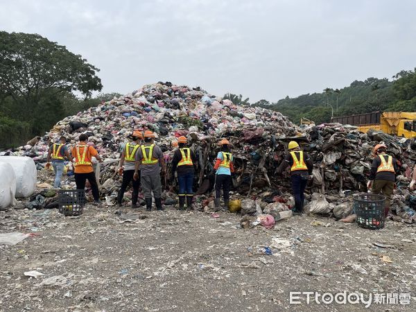 ▲南投縣轉運出的垃圾，因焚化廠抽查含有回收物，因此整車被退運。（圖／南投市公所提供）