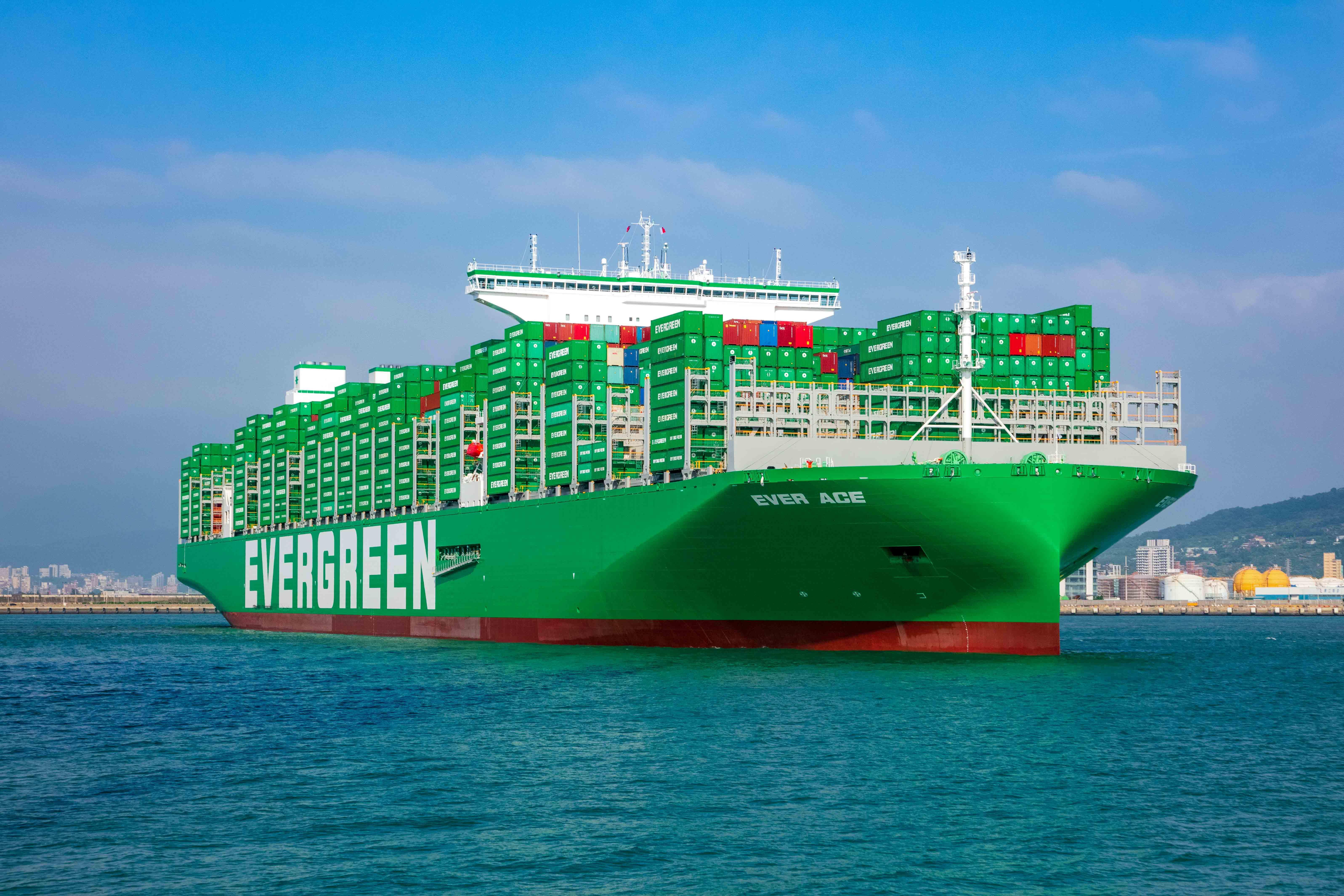 ▲▲長榮海運第一艘2.4萬TEU級貨櫃輪「長範輪」首航台北港，是目前全世界營運中最大型的貨櫃船之一。（圖／長榮提供）