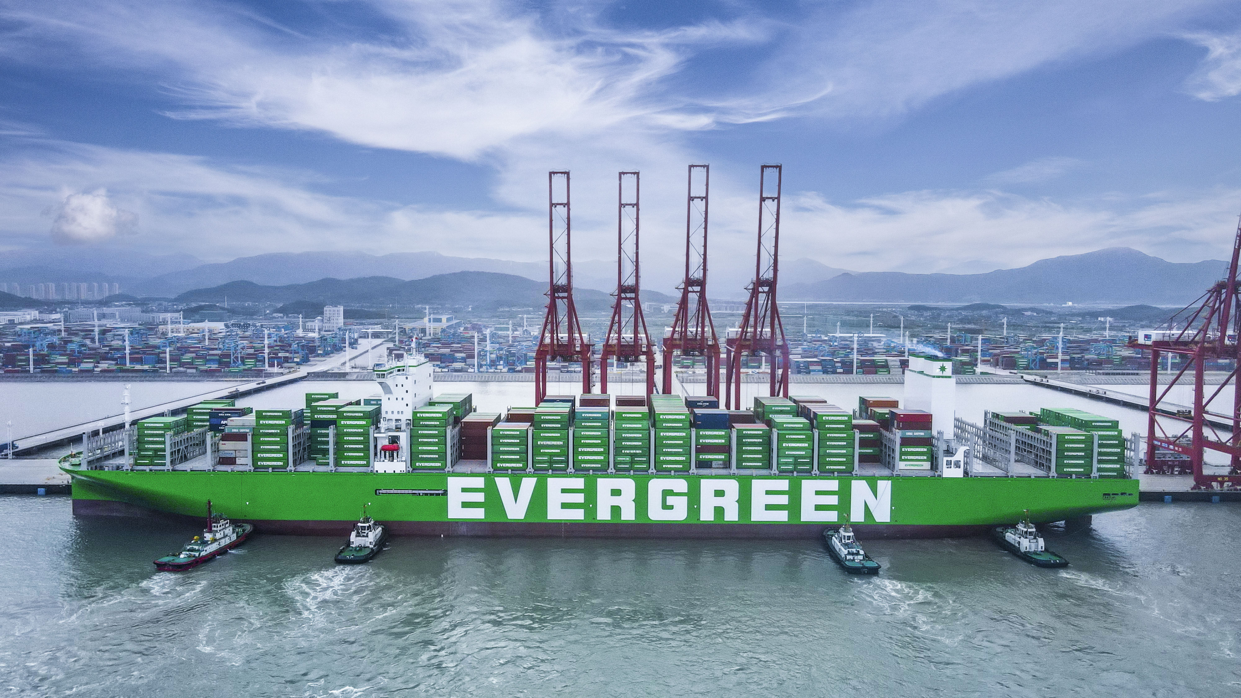 ▲長榮海運第一艘2.4萬TEU級貨櫃輪「長範輪」泊靠於寧波港，是目前全世界營運中最大型的貨櫃船之一。（圖／長榮提供）。
