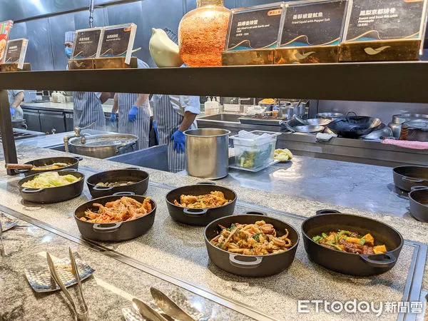 ▲新增現做義大利麵及牛肉湯！饗食天堂升級6.0　還吃得到碳烤牛羊排。（圖／記者黃士原攝）